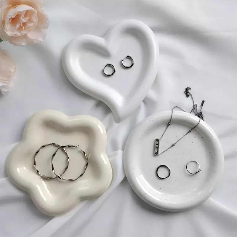 In che modo una collezione di decorazioni per la casa eleva gli spazi abitativi?