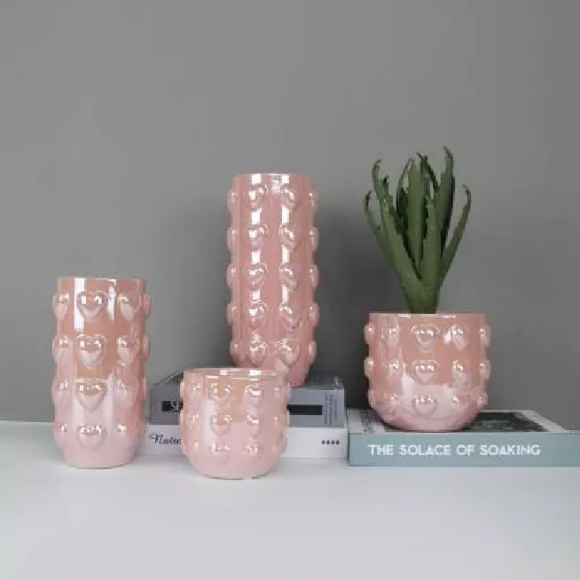 Cosa rende i vasi decorativi in ​​ceramica una scelta senza tempo per l'interior design?