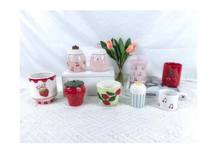 Portacandele in ceramica a tema fragola e ciliegia: illuminare la vita con un dolce divertimento infantile