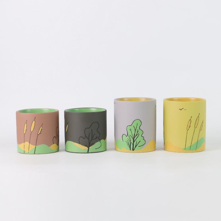 Portacandele in ceramica Four Seasons Mountain Wild: un vaso di luce e ombra, che tiene in mano uno scenario naturale