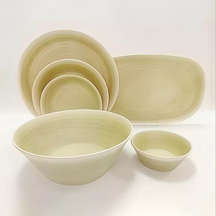 Set di stoviglie in ceramica color crema
