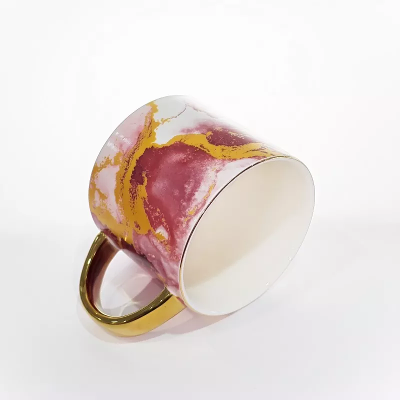 Elegante tazza in ceramica con motivo marmorizzato