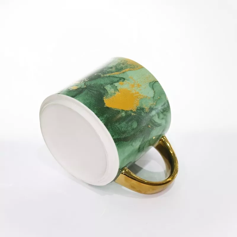 Elegante tazza in ceramica con motivo marmorizzato
