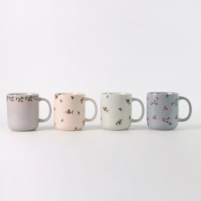 Tazze in ceramica con motivi floreali Tazze in ceramica con motivi floreali