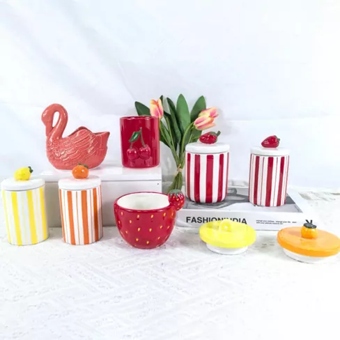 Portacandela in ceramica a forma di fiore e frutto