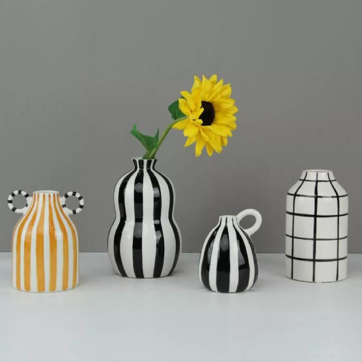 Vaso in ceramica dalla linea geometrica Vaso in ceramica dalla linea geometrica