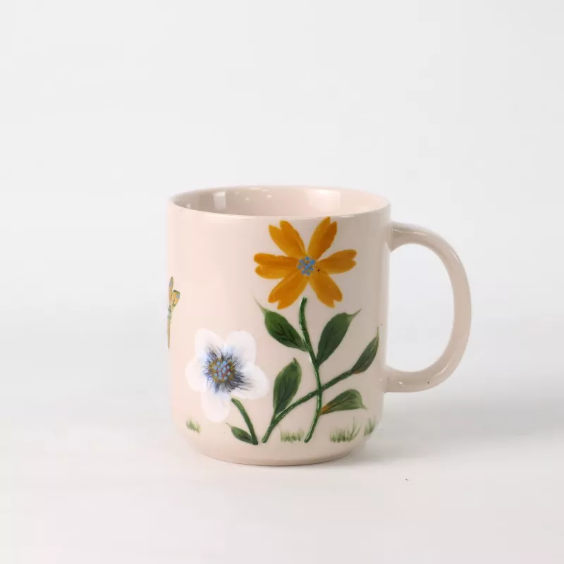 Tazza in ceramica floreale dipinta a mano