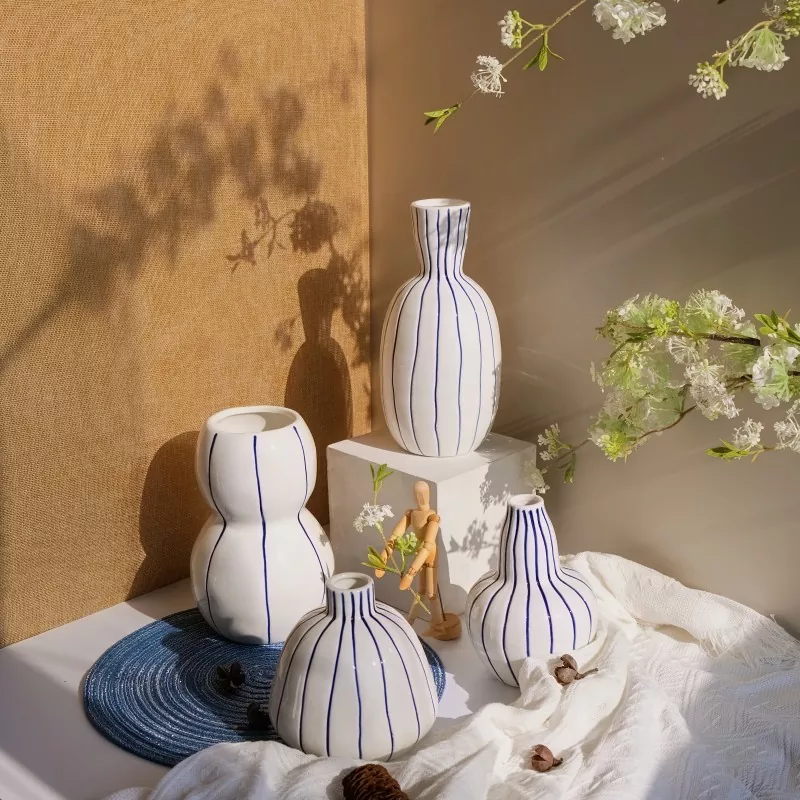 Vaso moderno in ceramica a righe blu
