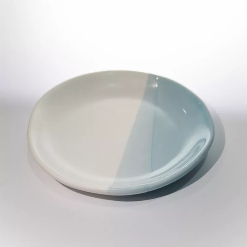 Piatto rotondo moderno in ceramica bicolore
