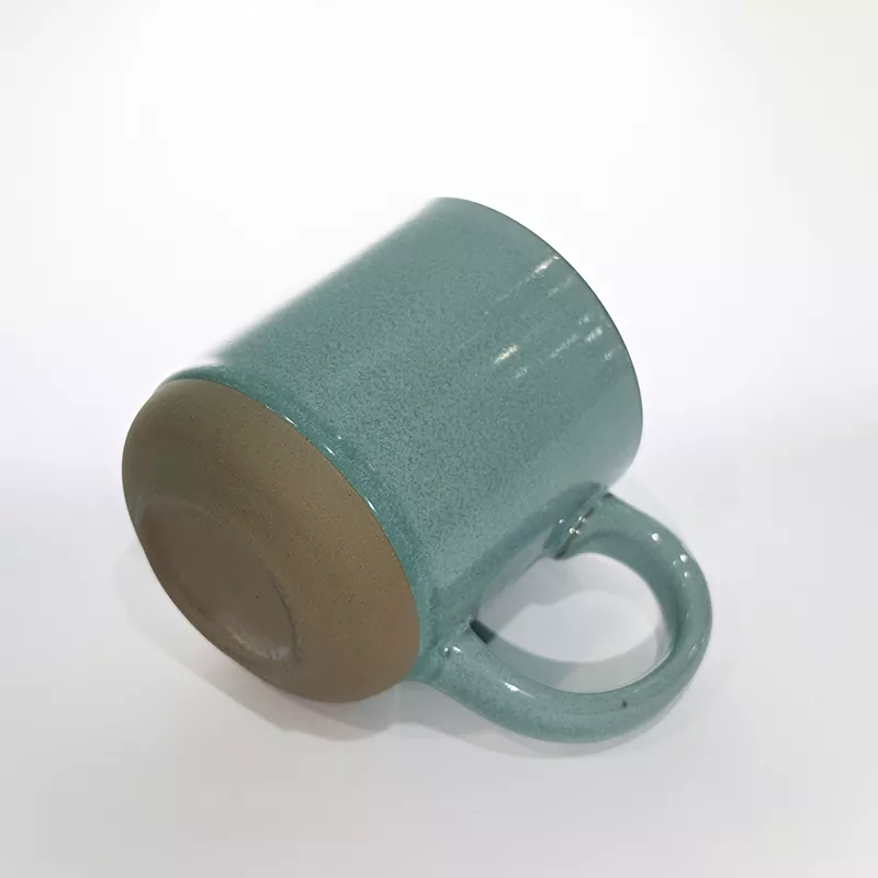 Tazza blu da viaggio in ceramica semplice e moderna