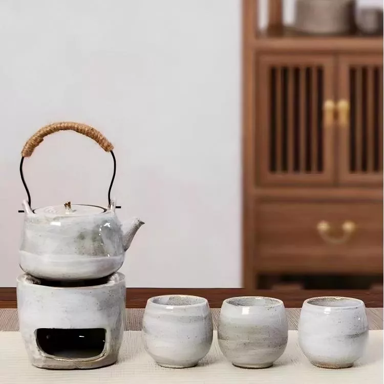Set di tazze da tè tradizionali con teiera